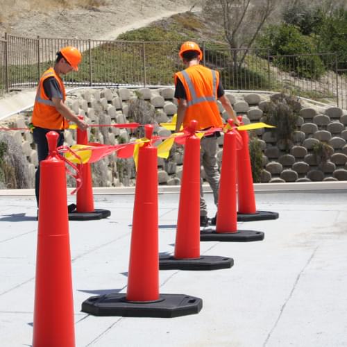 2 workers setting up the Roof Edge Delineator Cone system